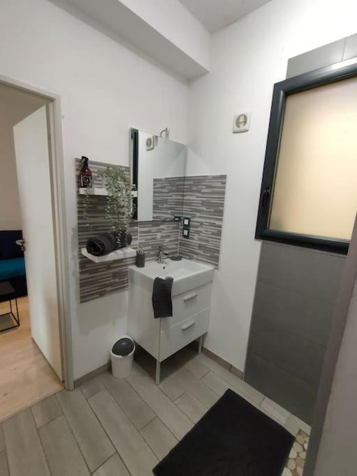 Apartament Patio Cosy Thizy-les-Bourgs Zewnętrze zdjęcie